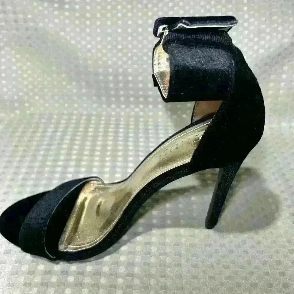 Venus high heels, Size 8 new without a box